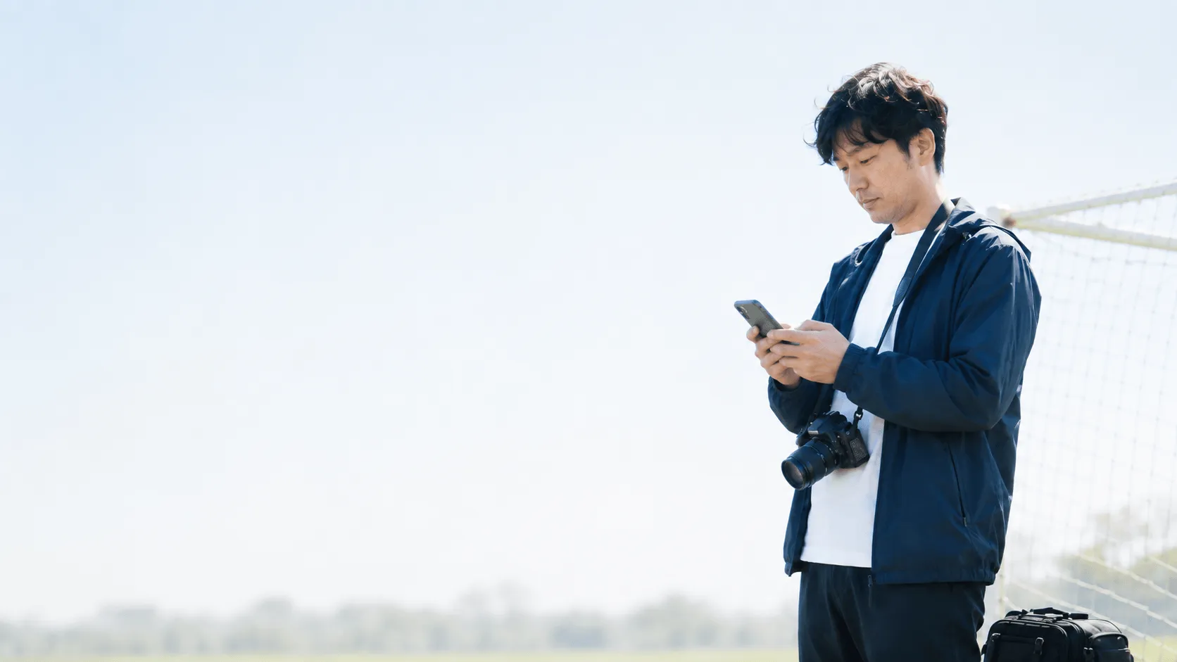 撮影した映像をその場でスマートフォンから送っている人