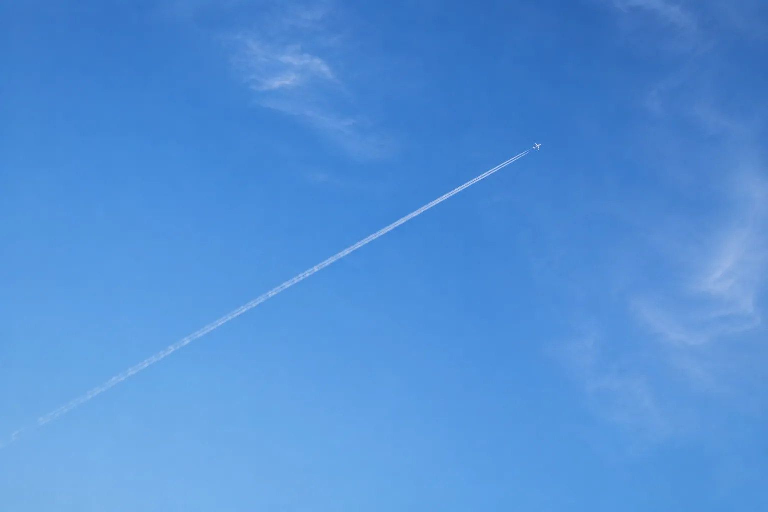 空を飛ぶ飛行機